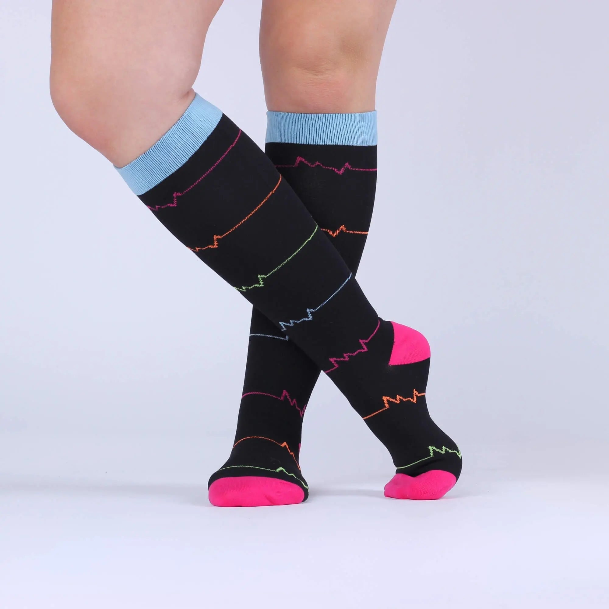 Grip-Fit-Material / Das Gefühl von Kompressionsstrümpfen, die rutschen, wünschen wir nicht mal unseren Feinden. Dank unseres integrierten Grip-Fit-Materials sitzen unsere Strümpfe sicher an deiner Wade. ||