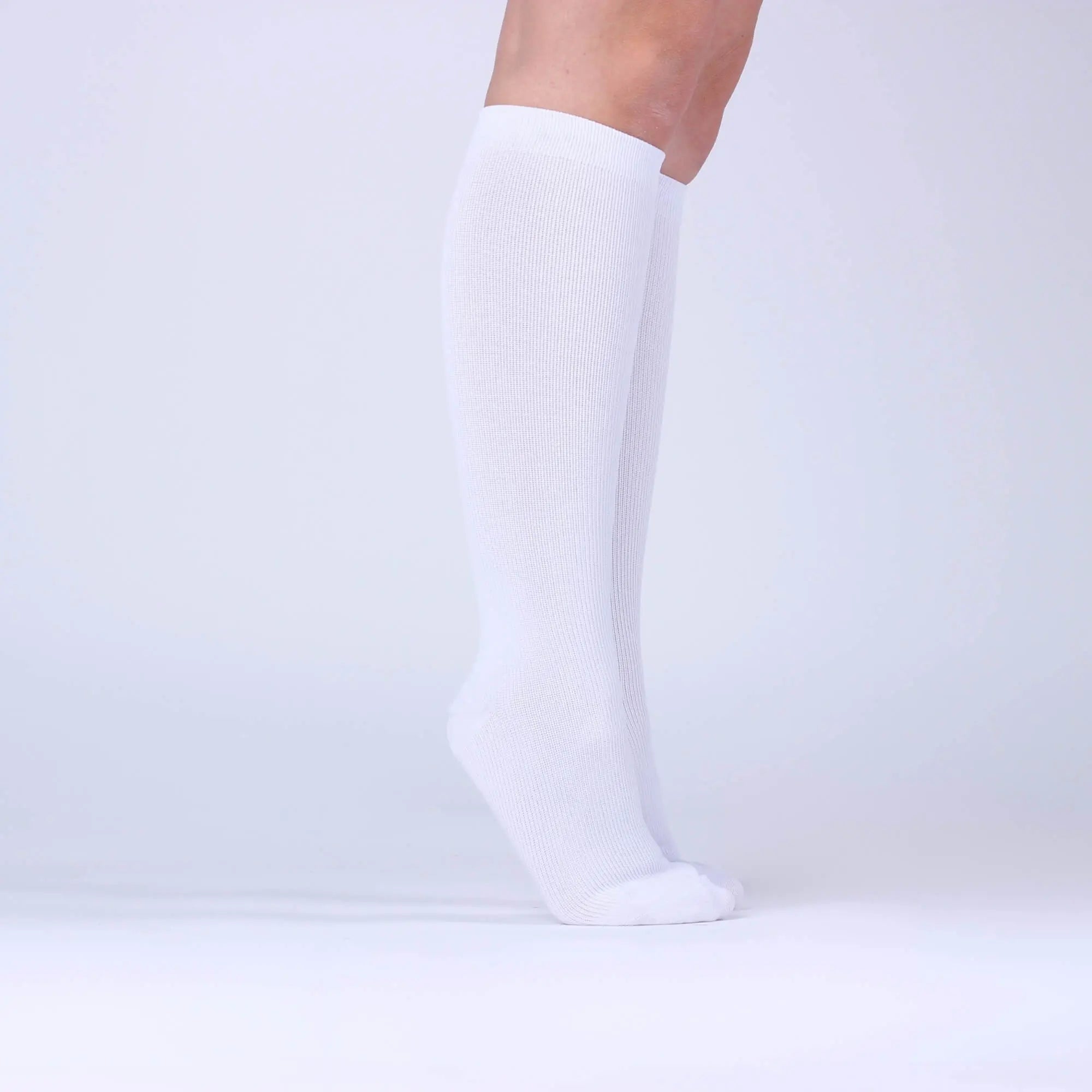 Grip-Fit-Material / Das Gefühl von Kompressionsstrümpfen, die rutschen, wünschen wir nicht mal unseren Feinden. Dank unseres integrierten Grip-Fit-Materials sitzen unsere Strümpfe sicher an deiner Wade. ||