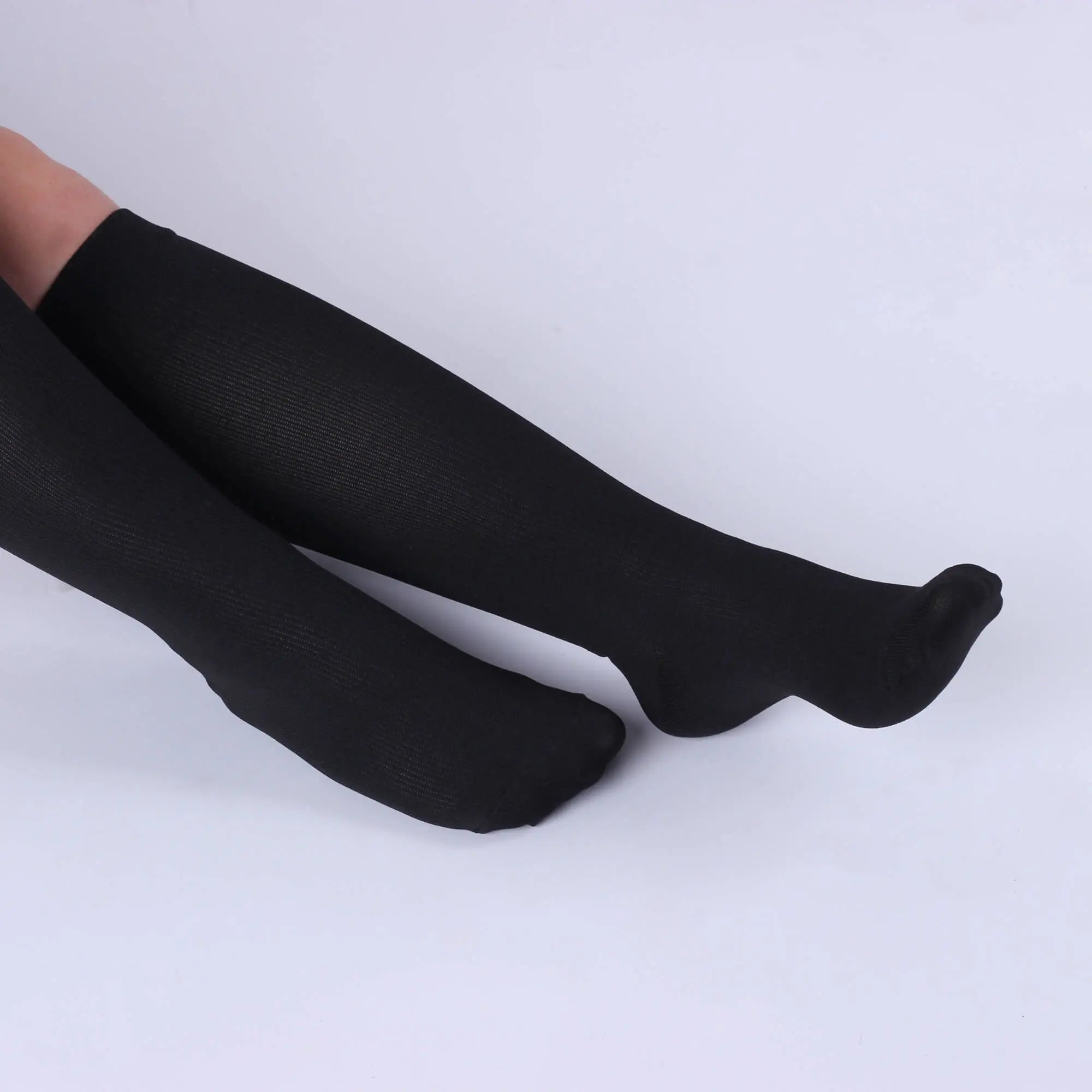 Grip-Fit-Material / Das Gefühl von Kompressionsstrümpfen, die rutschen, wünschen wir nicht mal unseren Feinden. Dank unseres integrierten Grip-Fit-Materials sitzen unsere Strümpfe sicher an deiner Wade. ||