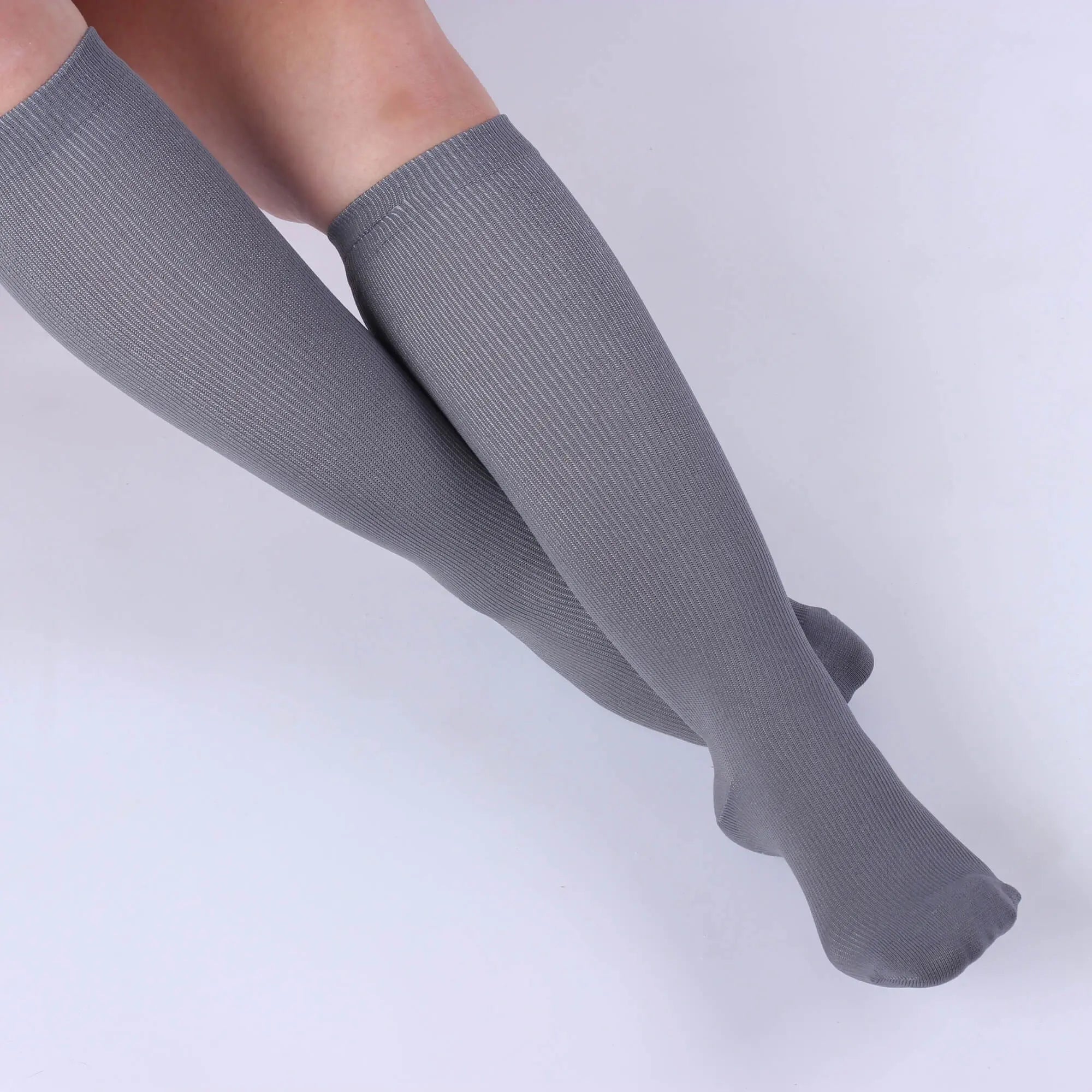 Grip-Fit-Material / Das Gefühl von Kompressionsstrümpfen, die rutschen, wünschen wir nicht mal unseren Feinden. Dank unseres integrierten Grip-Fit-Materials sitzen unsere Strümpfe sicher an deiner Wade. ||
