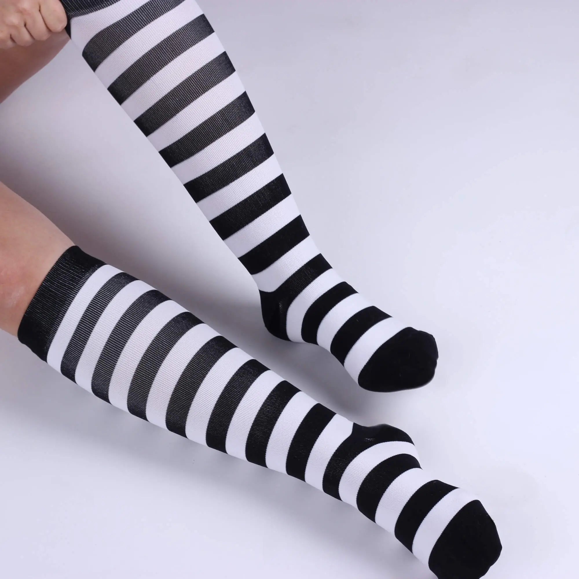 Grip-Fit-Material / Das Gefühl von Kompressionsstrümpfen, die rutschen, wünschen wir nicht mal unseren Feinden. Dank unseres integrierten Grip-Fit-Materials sitzen unsere Strümpfe sicher an deiner Wade. ||
