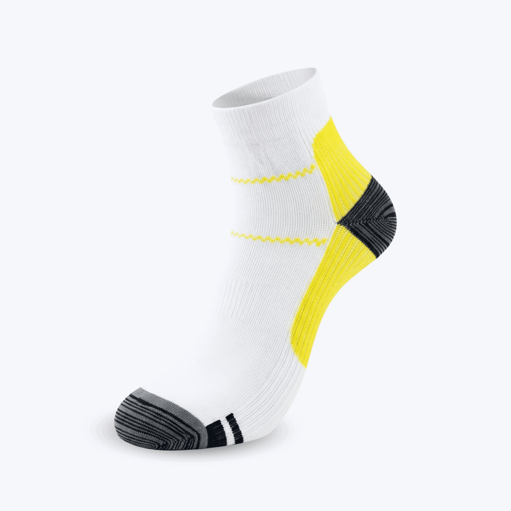 Kurze weiße Kompressionssocke mit gelbem Seitenbereich und schwarzem Fersenbereich, sportliches, schlichtes Design für Alltag, Arbeit und Training