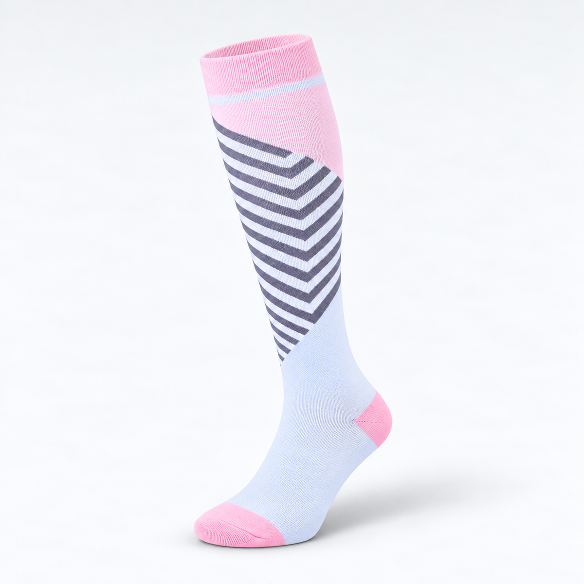 Kompressionsstrumpf Modell Zuckersafari in Hellblau mit rosa Zehen- und Fersenbereich sowie grauem Chevron-Muster, modernes Design – Vein Up