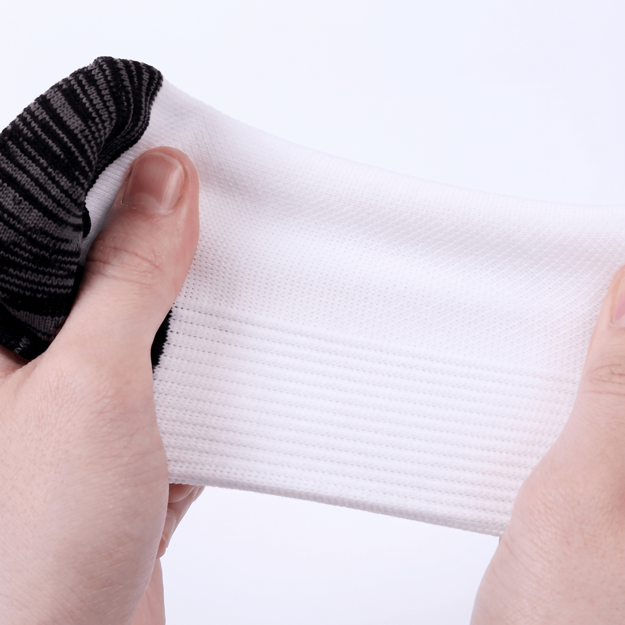 Anti-Schweiß-Streifen / Feuchte Füße in den Socken sind wirklich unangenehm. Unsere Anti-Schweiß-Streifen absorbieren die Feuchtigkeit direkt dort, wo sie entsteht, und transportieren sie zuverlässig weg vom Fuß. So bleiben deine Füße den ganzen Tag spürbar trocken. ||